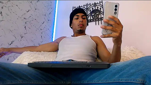 Snapshot of lorian_vikel chatting on 10.21.25 lorian vikel online show from 10.21.25