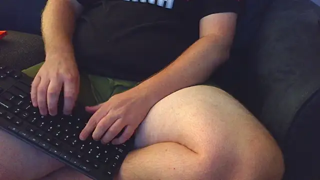Snapshot of thighguy30 chatting on 09.12.25 thighguy30 online show from 09.12.25