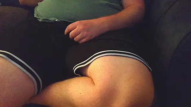 Snapshot of thighguy30 chatting on 10.07.25 thighguy30 online show from 10.07.25