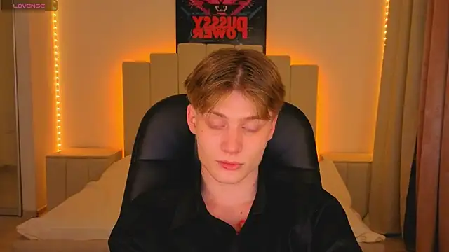 Snapshot of LouieEvans chatting on 11.18.25 LouieEvans online show from 11.18.25