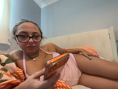 Snapshot of petitelucyXoxx chatting on 05.07.26 petitelucyXoxx online show from 05.07.26