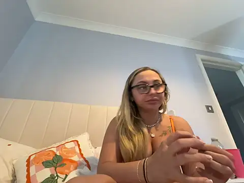 Snapshot of petitelucyXoxx chatting on 05.18.26 petitelucyXoxx online show from 05.18.26