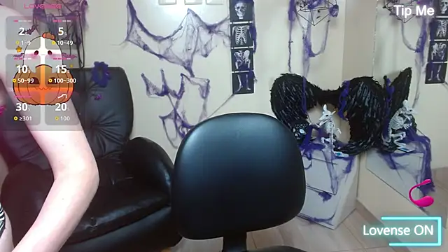 Snapshot of Bom_BomXX chatting on 10.30.25 Bom BomXX online show from 10.30.25