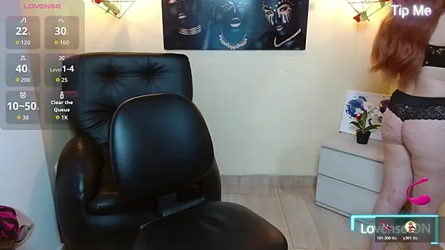 Snapshot of Bom_BomXX chatting on 11.30.25 Bom BomXX online show from 11.30.25