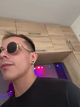 Snapshot of dimitryivanovv chatting on 11.30.25 dimitryivanovv online show from 11.30.25