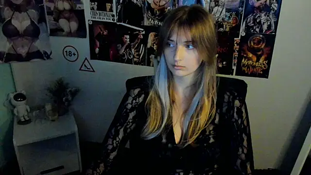 Snapshot of NeyliDream chatting on 10.16.25 NeyliDream online show from 10.16.25