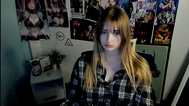 Snapshot of NeyliDream chatting on 10.26.25 NeyliDream online show from 10.26.25