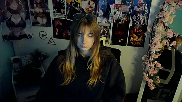 Snapshot of NeyliDream chatting on 11.29.25 NeyliDream online show from 11.29.25