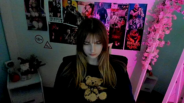 Snapshot of NeyliDream chatting on 12.18.25 NeyliDream online show from 12.18.25