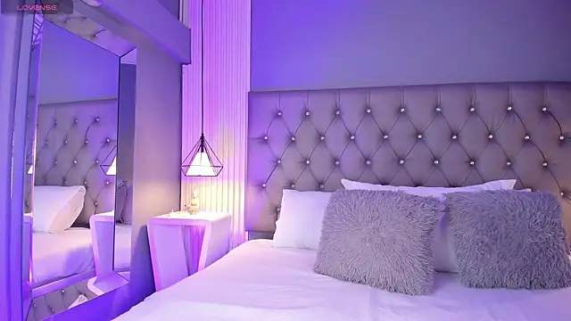 LunaBloomn online show from 12.17.25