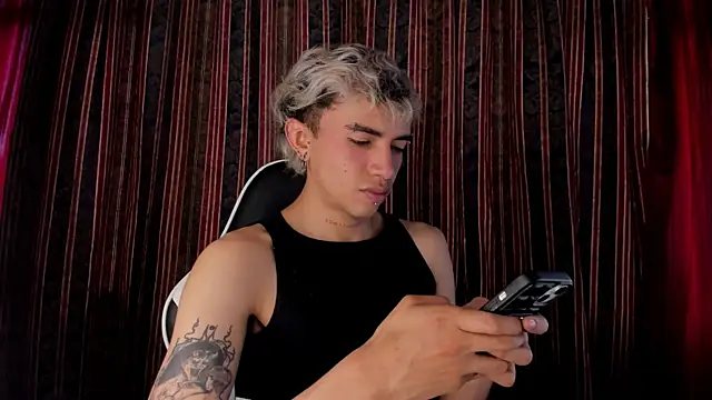 Snapshot of guynextdo0r chatting on 12.21.25 guynextdo0r online show from 12.21.25