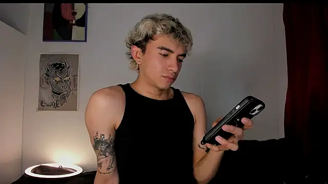 Snapshot of guynextdo0r chatting on 01.18.26 guynextdo0r online show from 01.18.26