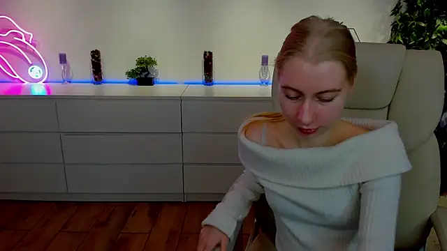 Snapshot of Alina_Blonde chatting on 11.02.25 Alina Blonde online show from 11.02.25