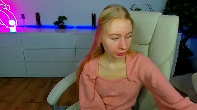 Snapshot of Alina_Blonde chatting on 11.12.25 Alina Blonde online show from 11.12.25