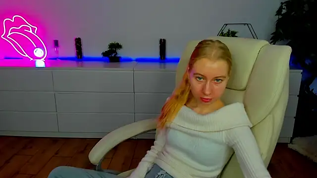 Snapshot of Alina_Blonde chatting on 11.13.25 Alina Blonde online show from 11.13.25