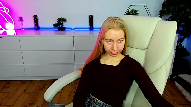 Snapshot of Alina_Blonde chatting on 11.30.25 Alina Blonde online show from 11.30.25