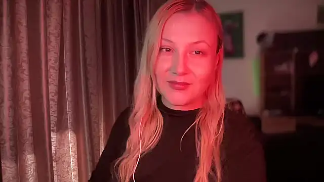 Snapshot of BikiHellena chatting on 11.12.25 BikiHellena online show from 11.12.25