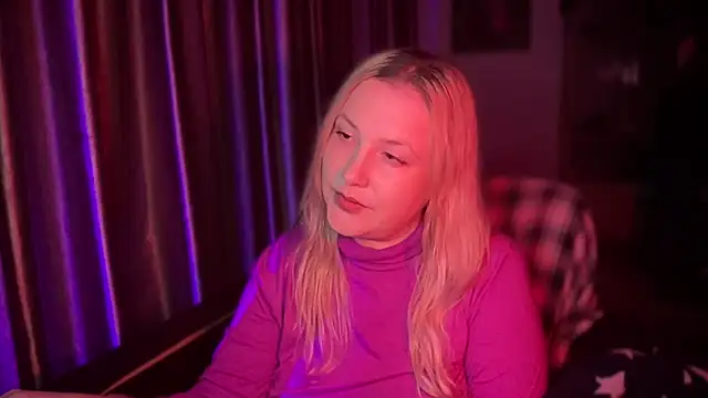 Snapshot of BikiHellena chatting on 11.28.25 BikiHellena online show from 11.28.25