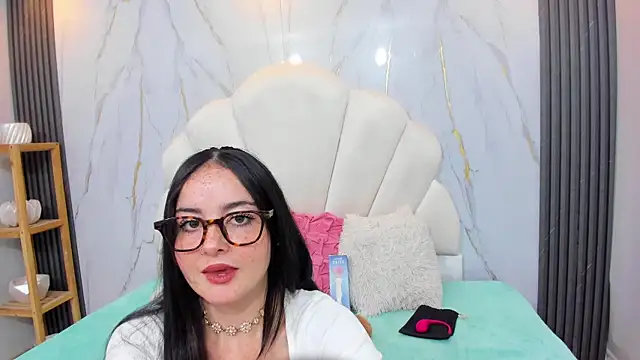 Ashleypetit online show from 10.18.25