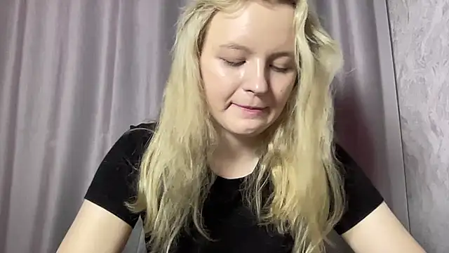 Snapshot of D0llySheep chatting on 09.28.25 D0llySheep online show from 09.28.25