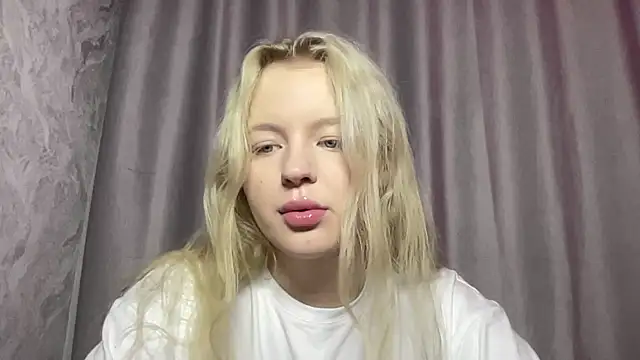 Snapshot of D0llySheep chatting on 10.04.25 D0llySheep online show from 10.04.25