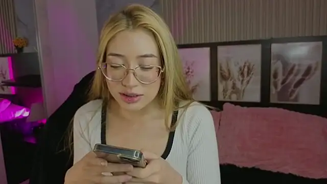 Snapshot of tokyoluu chatting on 09.17.25 tokyoluu online show from 09.17.25