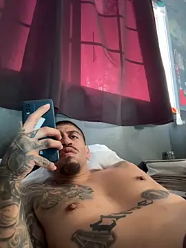 Snapshot of busnfatnutsLildee chatting on 11.25.25 busnfatnutsLildee online show from 11.25.25