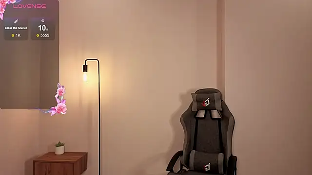 Snapshot of Frences_Eyes chatting on 11.08.25 Frences Eyes online show from 11.08.25