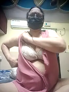Snapshot of thehotlady chatting on 04.18.26 thehotlady online show from 04.18.26