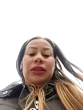 LaraCaliente online show from 10.27.25