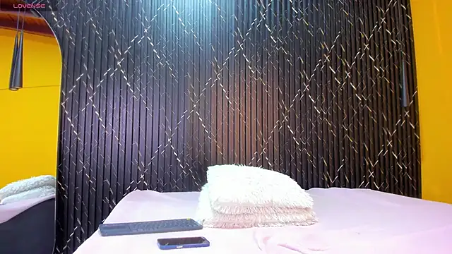 Miss Ariaa online show from 10.03.25