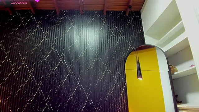 Miss Ariaa online show from 11.26.25