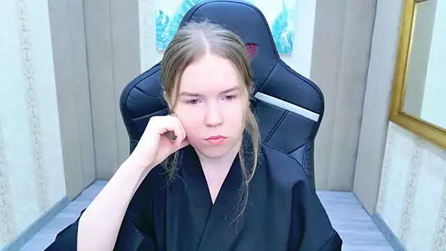 Snapshot of Alida_Brice chatting on 12.18.25 Alida Brice online show from 12.18.25