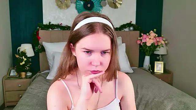 Snapshot of Alida_Brice chatting on 12.21.25 Alida Brice online show from 12.21.25