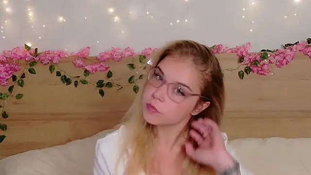 Lilith Bonheur online show from 10.15.25