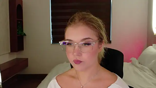 Lilith Bonheur online show from 04.08.26