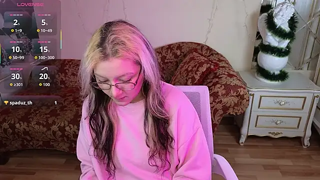 JuicyLullu online show from 12.20.25