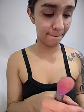 Snapshot of Isabella-Teen chatting on 10.31.25 Isabella-Teen online show from 10.31.25