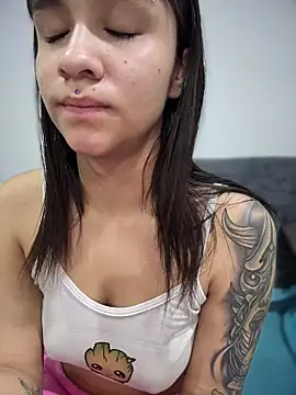 Snapshot of Isabella-Teen chatting on 11.25.25 Isabella-Teen online show from 11.25.25