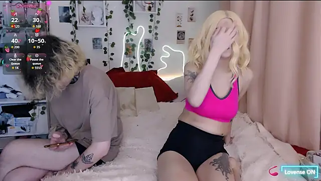 Snapshot of meow_on_da_cam chatting on 11.17.25 meow on da cam online show from 11.17.25