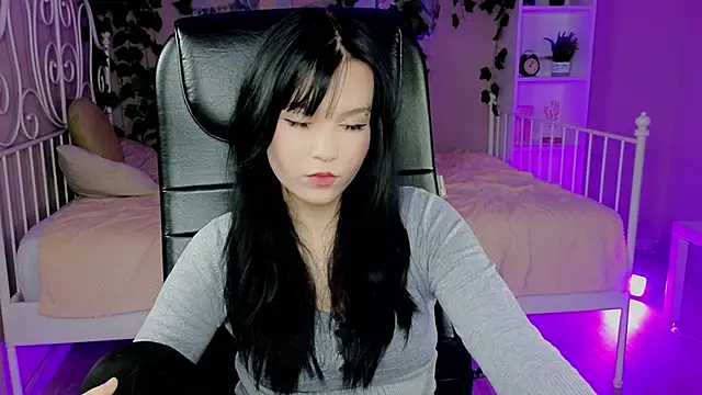 Snapshot of Aurora_Gilbert chatting on 10.16.25 Aurora Gilbert online show from 10.16.25