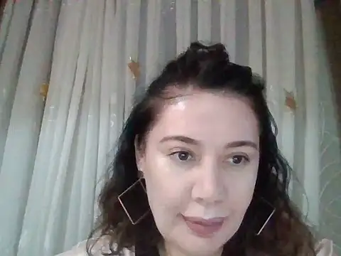 Snapshot of Lomivah chatting on 11.06.25 Lomivah online show from 11.06.25