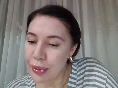 Snapshot of Lomivah chatting on 11.27.25 Lomivah online show from 11.27.25