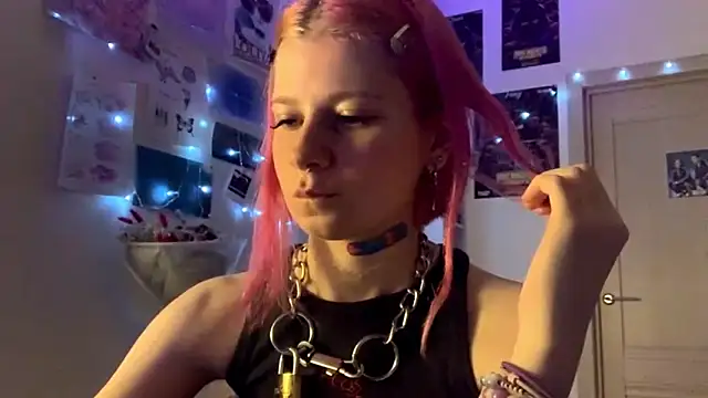 Snapshot of PinkVampire chatting on 09.18.25 PinkVampire online show from 09.18.25