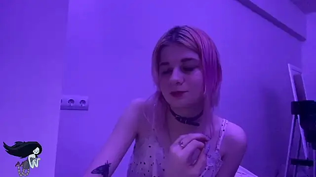 Snapshot of PinkVampire chatting on 10.29.25 PinkVampire online show from 10.29.25