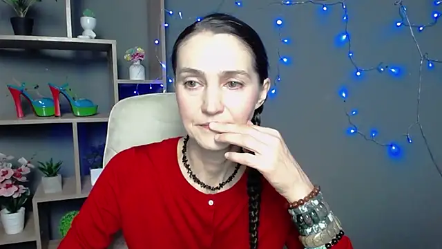 Snapshot of TayaFinch chatting on 11.18.25 TayaFinch online show from 11.18.25