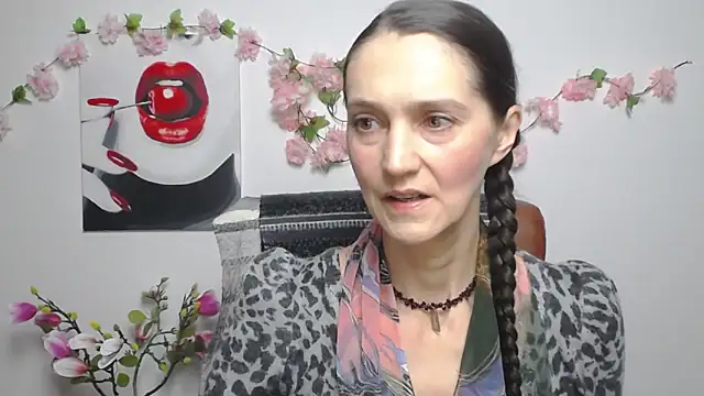 Snapshot of TayaFinch chatting on 11.29.25 TayaFinch online show from 11.29.25