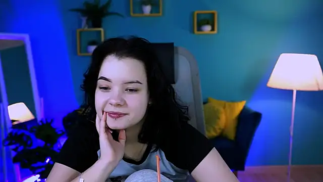 leslierowe  online show from 11.04.25