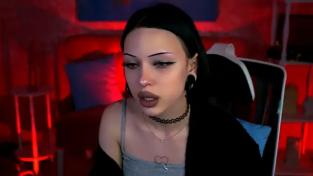 Snapshot of MiaCain chatting on 09.19.25 MiaCain online show from 09.19.25