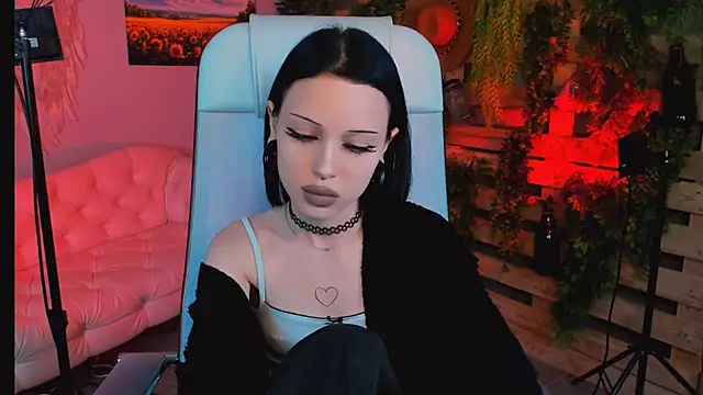 Snapshot of MiaCain chatting on 09.20.25 MiaCain online show from 09.20.25